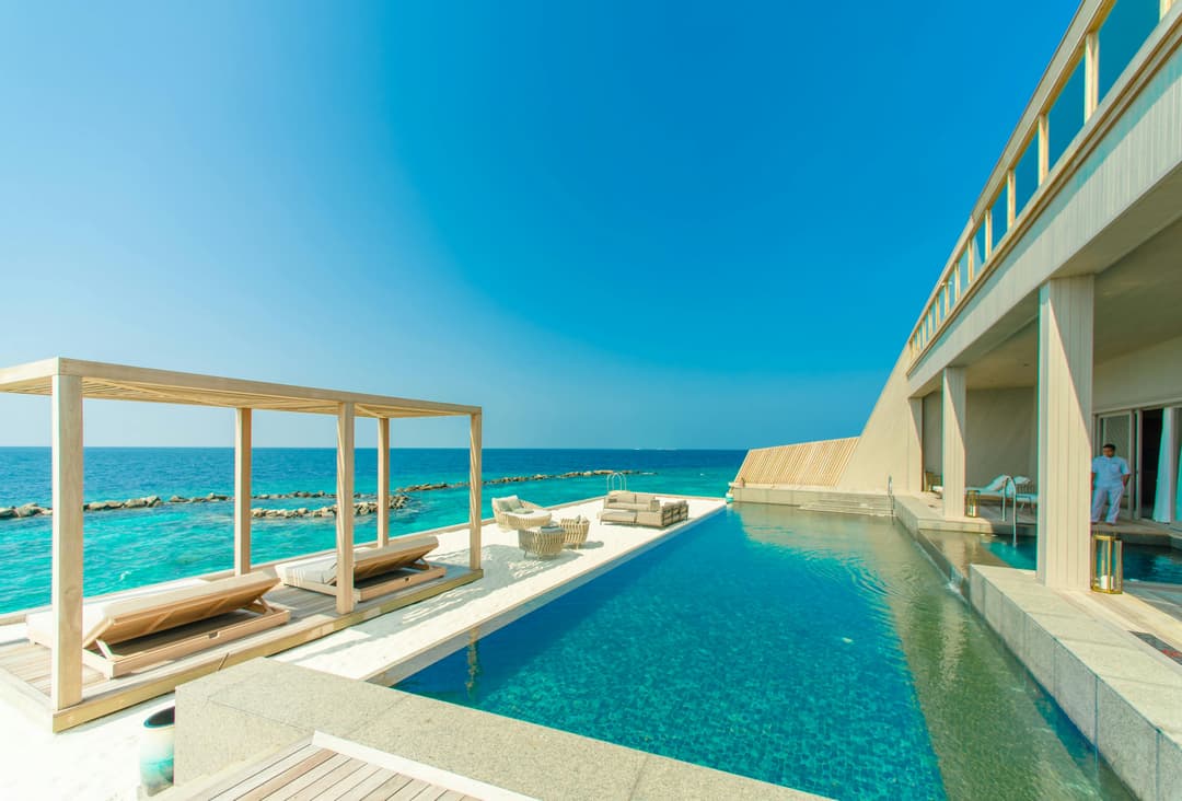 Prowall Free Wallpaper | Stunning view of a luxury resort in Maldives with an infinity pool overlooking the ocean.