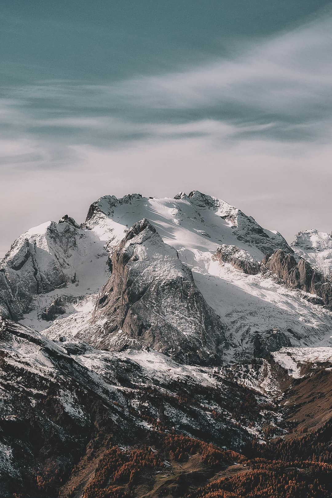 Prowall Free Wallpaper | A breathtaking view of a snow-capped mountain range under a clear sky, capturing winter's beauty.