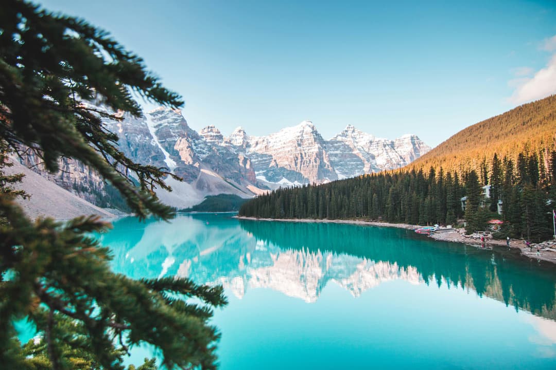 Prowall Free Wallpaper | Idyllic view of Moraine Lake reflecting mountains and forests in Banff National Park, Canada.