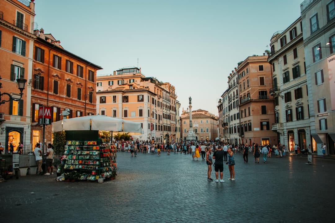 Prowall Free Wallpaper | Lively urban square filled with tourists amidst historic buildings and vibrant marketplace.