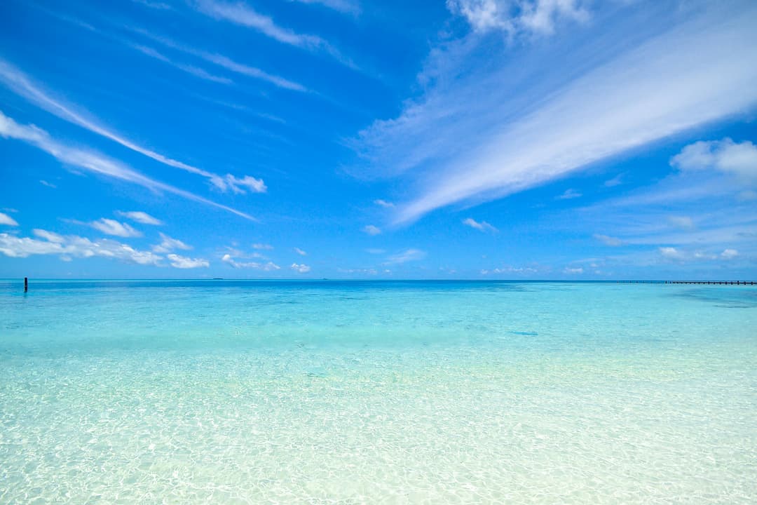 Prowall Free Wallpaper | Experience the tranquil turquoise waters and clear sky at Laamu Atoll, Maldives. Perfect for a relaxing getaway.